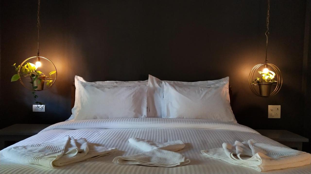 Tien B&B & Bistro Vagator Buitenkant foto